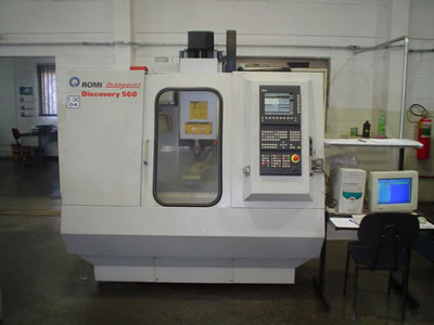 01 Centro de Usinagem Vertical CNC, marca Romi, modelo DISCOVERY 560,comando Siemens Sinumerik 810D. Capacidade: curso: 406 x 560 mm. altura: 508 mm.