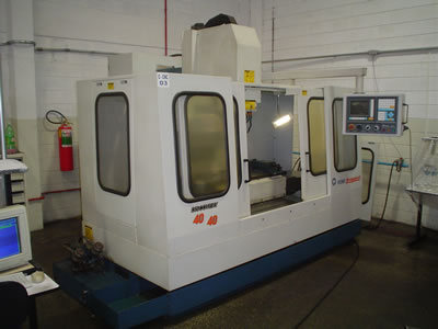 01 Centro de Usinagem Vertical CNC, marca Romi, modelo DISCOVERY 4040 Mach 9, com 4 eixo acoplado (divisor giratrio acoplado eixo W, para confeco de cames, index, etc.). Capacidade: curso: 1020 x 510 mm. altura: 610 mm.