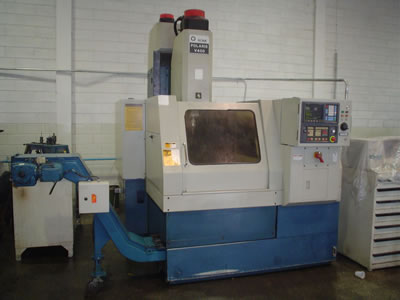 01 Centro de Usinagem Vertical CNC marca Romi, modelo POLARIS V 400 comando CNC MACH 6, com equipamentos std e opcionais. Curso: Compr.: 700 mm Larg.: 420 mm Alt.: 600 mm.