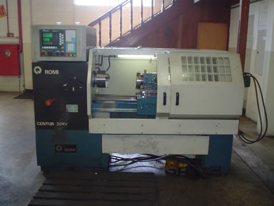 01 Torno Horizontal de comando numrico, marca Romi, modelo CENTUR 30 RV, CNC Mach 8, completo com todos equipamentos  inclusive torre automtica com 8 posies. Capacidade:  205 x 1000 mm sobre carro  430 mm sobre barramento.